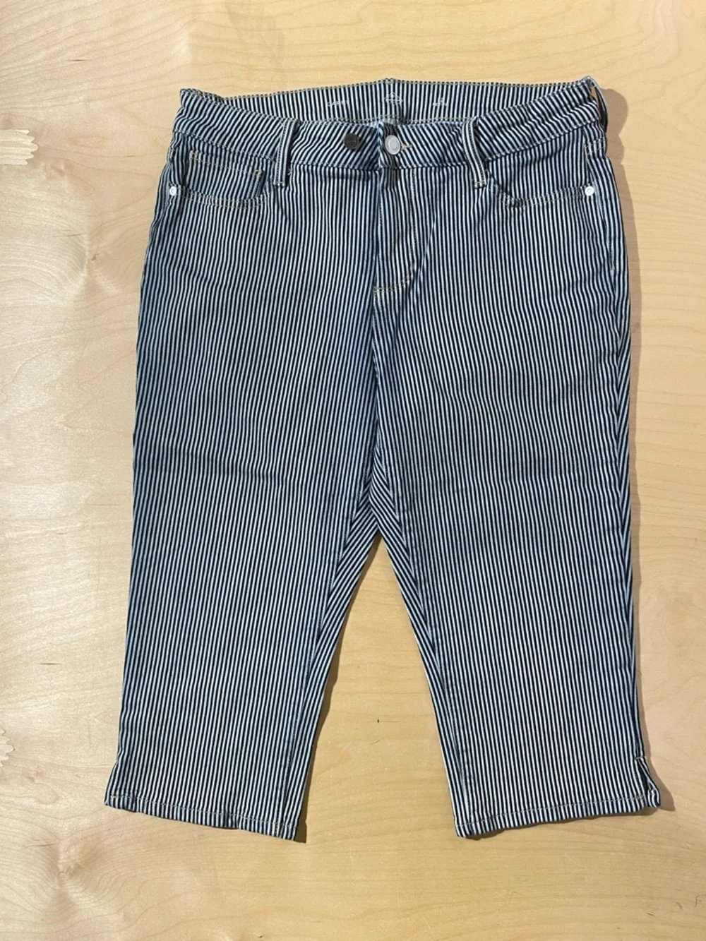 St. John’s Bay Striped Navy and White Cropped Pants 12P (RB)